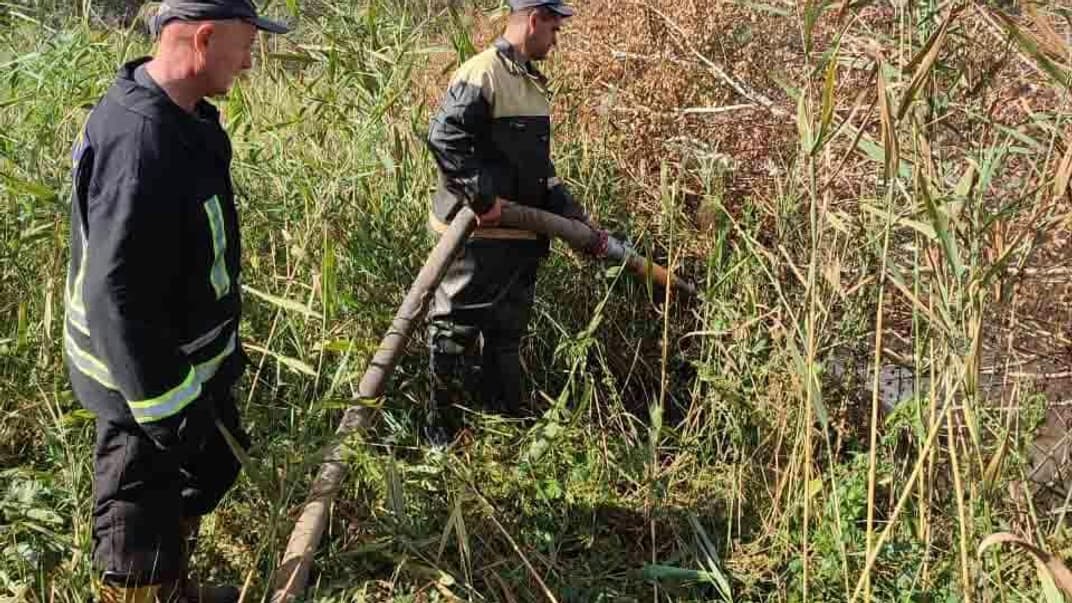 Спасатели тушат торфяные пожары в Киевской области, 4 сентября 2022 года