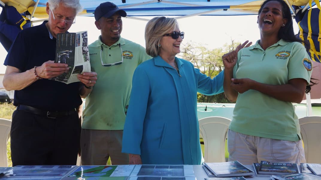 Експрезидент США Білл Клінтон з дружиною, ексдержавною секретаркою США Гілларі Клінтон на зустрічі фонду Глобальна ініціатива Клінтона в Хумако, Пуерто-Ріко, 28 січня 2019 року