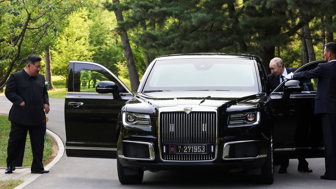 Президент Північної Кореї Кім Чен Ин (ліворуч) і лідер росії володимир путін біля лімузина Aurus під час зустрічі в Пхеньяні, 19 червня 2024 року