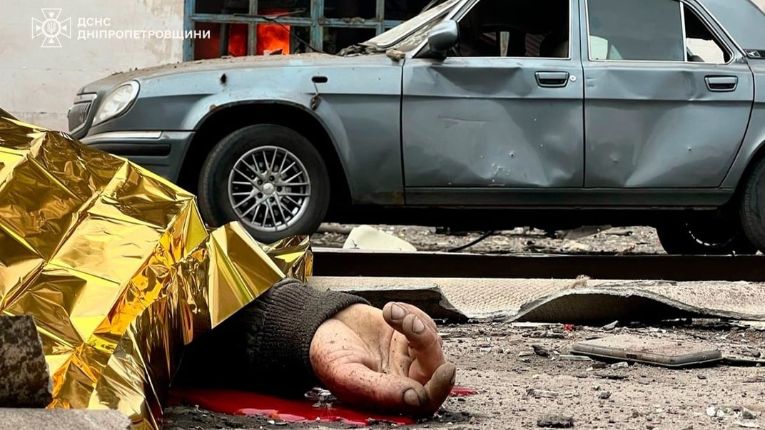 Погибший человек на месте российского удара в Кривом Роге, 2 апреля 2025 года