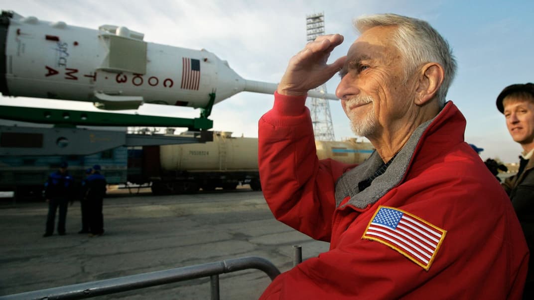 Американский астронавт Оуэн Гэрриотт смотрит на космический корабль, на котором полетит к МКС его сын, американский космический турист Ричард Гэрриотт, космодром Байконур, Казахстан, 10 октября 2008 года