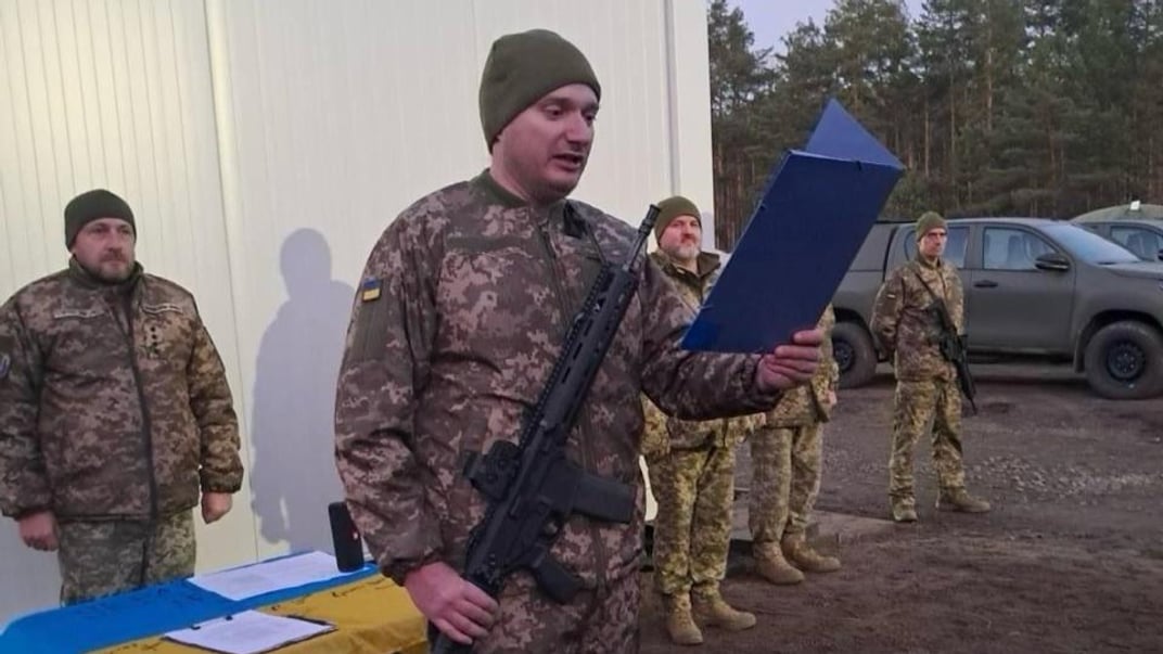 Доброволец Украинского легиона приносит присягу на одной из военных баз Польши