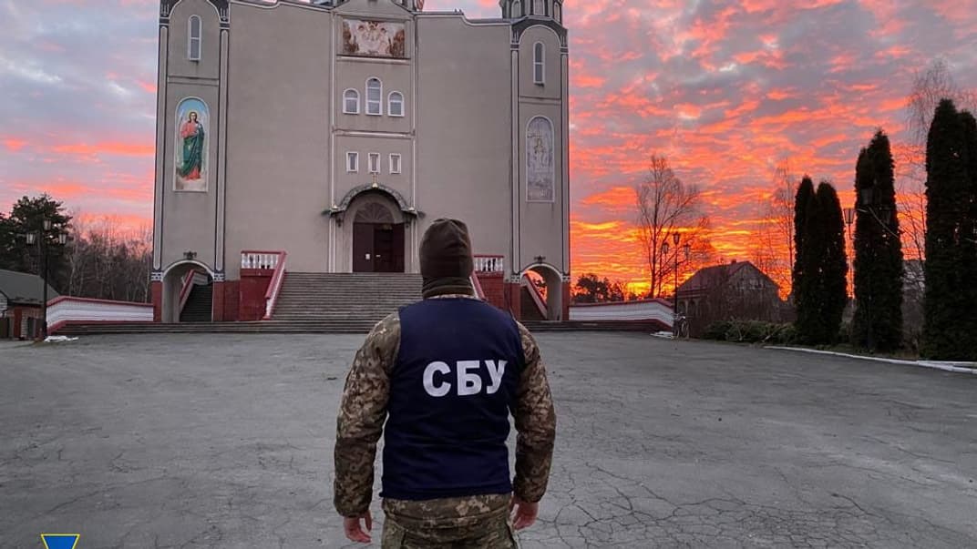 Працівник СБУ під час перевірки одного з об'єктів УПЦ МП у Хмельницькій області
