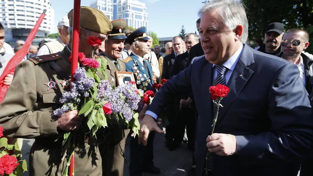 Лідер Комуністичної партії України Петро Симоненко під час покладання квітів до могили Невідомого солдата з нагоди 69-ї річниці Великої Перемоги в Києві, у п'ятницю, 9 травня 2014 р. 