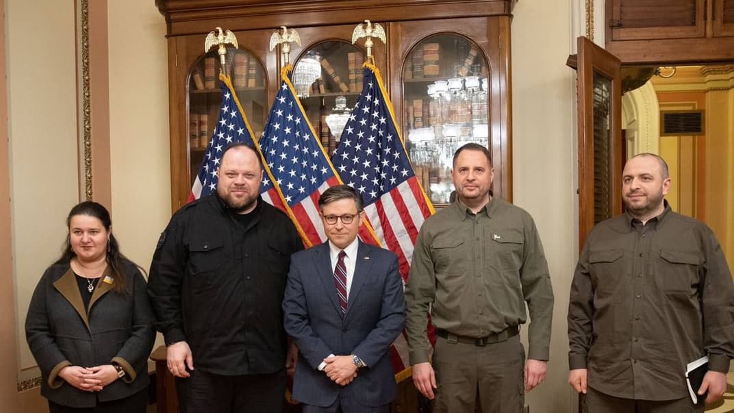 Слева направо: госпожа посол Украины в США Оксана Маркарова, глава Верховной Рады Руслан Стефанчук, спикер Палаты представителей США Майк Джонсон, глава Офиса президента Украины Андрей Ермак и министр обороны Украины Рустем Умеров