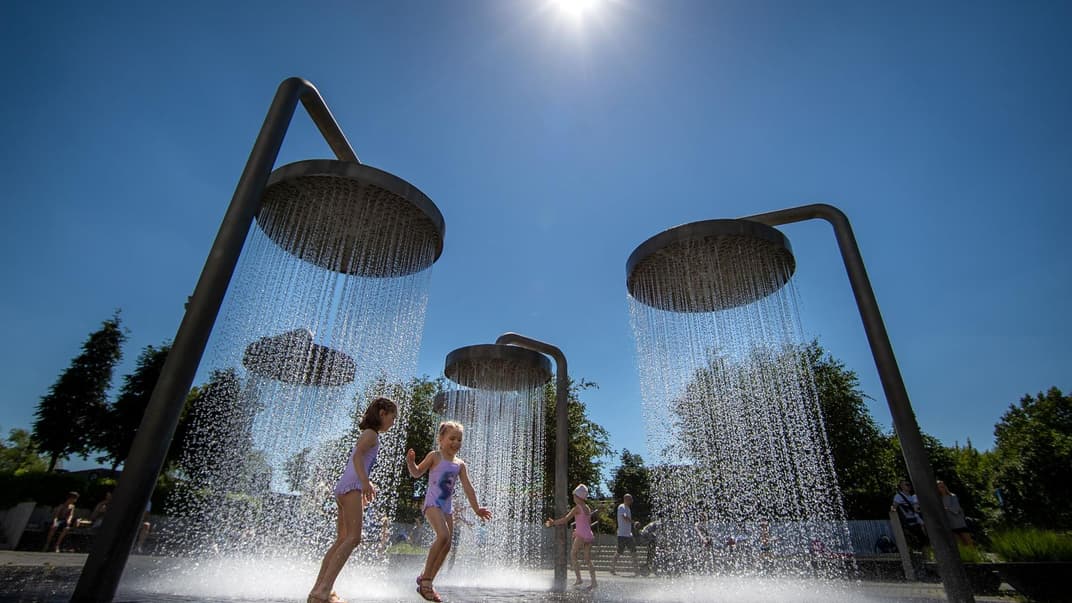 Діти граються у громадському фонтані у Вільнюсі, Литва, 19 червня 2021 року