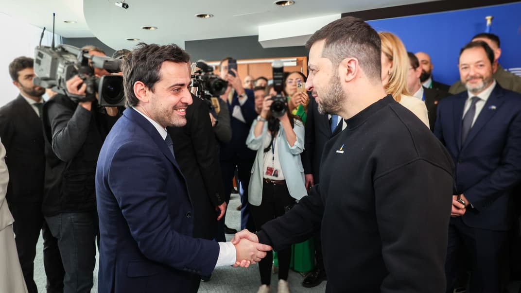 Министр иностранных дел Франции Стефан Сежурне и президент Украины Владимир Зеленский в Брюсселе