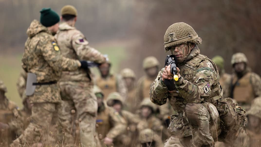 Військовослужбовці-інструктори Збройних сил Великої Британії тренують українських військових. Ілюстративне фото