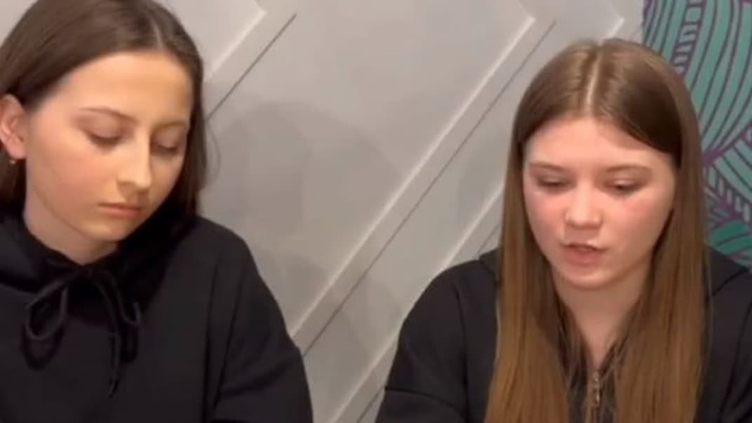 Скриншот опублікованого відео, на якому дівчата просять вибачення за відео, де вони слухали та співали гімн України