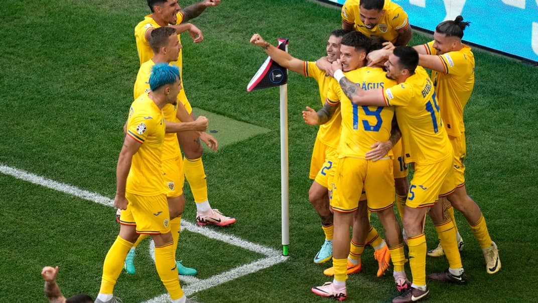Футболисты сборной Румынии празднуют забитый гол в ворота сборной Украины