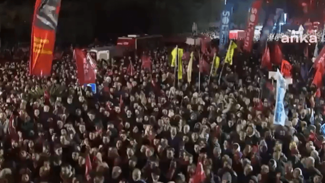 У Стамбулі десятки тисяч людей вийшли на протест через затримання мера Імамоглу, 19 березня 2025 року У Стамбулі десятки тисяч людей вийшли на протест через затримання мера Імамоглу, 19 березня 2025 року