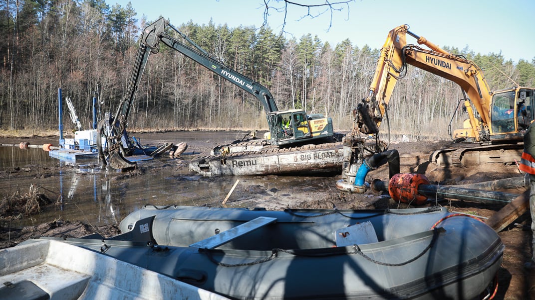 Техніка працює на місці, де знайшли авто військових