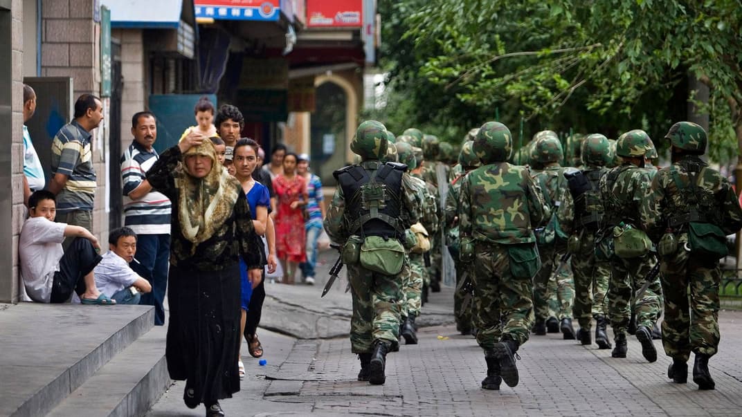 Китайські солдати патрулюють вулиці уйгурського міста Урумчі, Сіньцзян-Уйгурського автономного району, Китай, 13 липня 2009 року