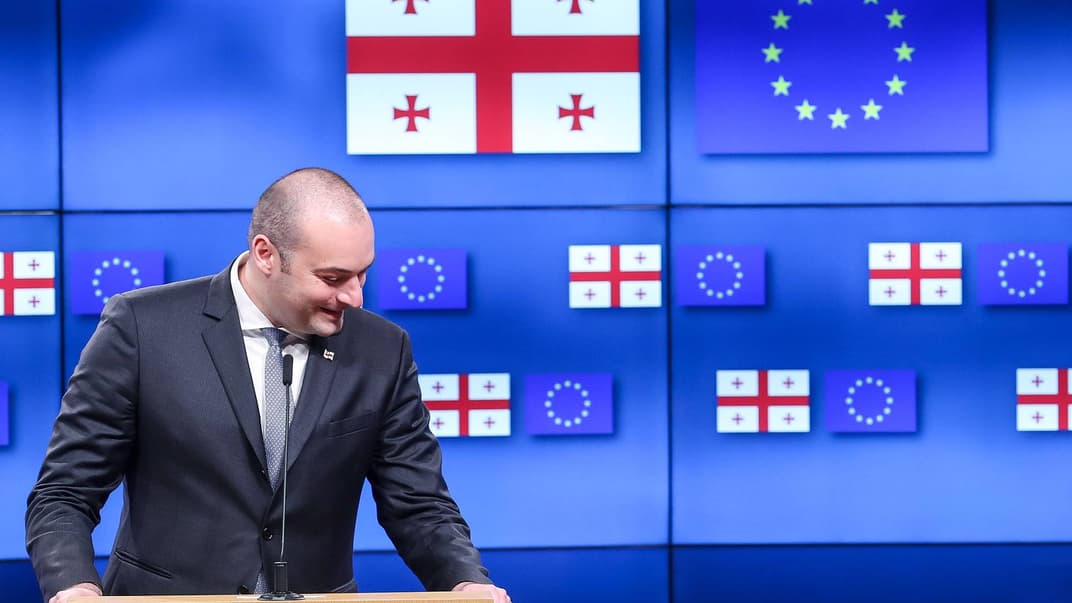 Грузинський уряд пообіцяв «забути» про борги більш як півмільйона боржників (на фото — прем'єр-міністр Грузії Мамука Бахтадзе під час прес-конференції у Брюсселі, Бельгія, 19 липня 2018 року)