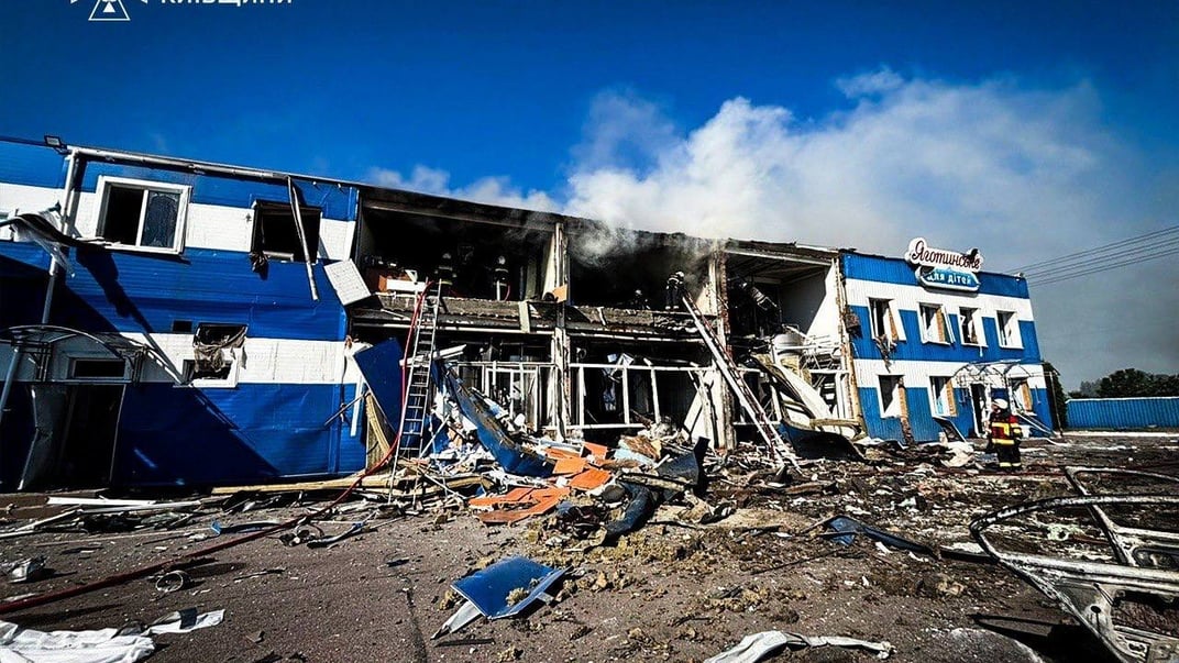 Поврежденное здание завода в Киевской области