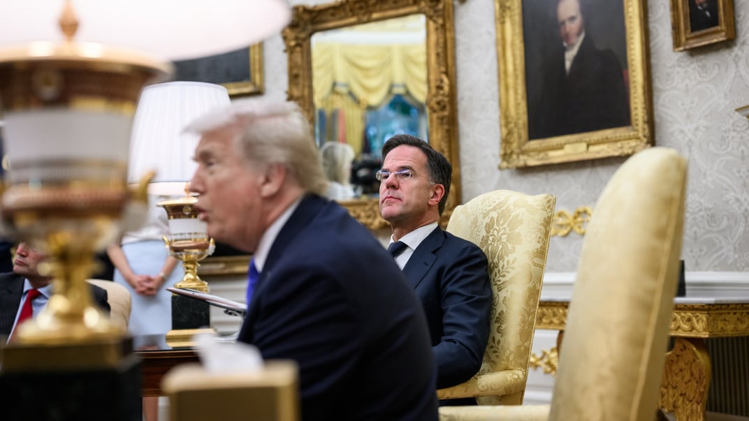 Генеральний секретар НАТО Марк Рютте та президент США Дональд Трамп під час зустрічі у Білому домі