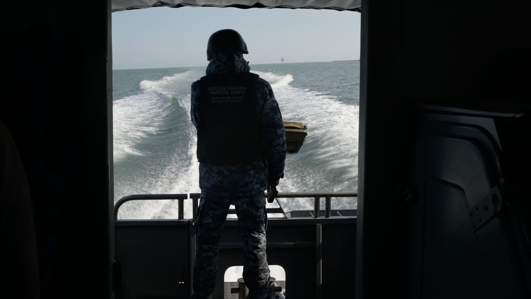 Пограничник Мариупольского отряда морской охраны во время боевого дежурства в акватории Таганрогского залива на границе с Россией
