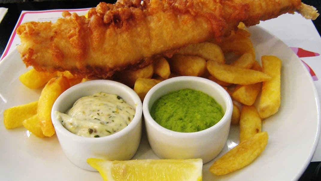 Традиционное блюдо британской кухни — жареная рыба с картофелем