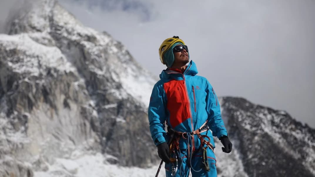 46-летний Чжан Хун готовится к восхождению на Эверест, 13 мая 2021 года