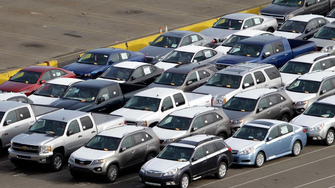 Нові та вживані машини готуються до завантаження на судно у порту Такома, штат Вашингтон, США, 27 жовтня 2010 року.