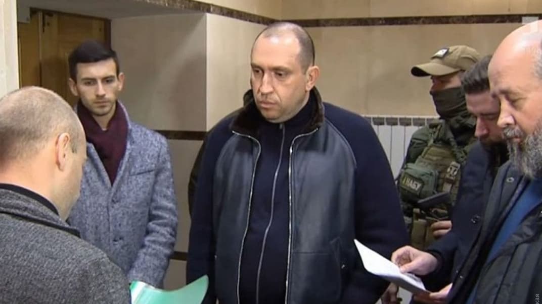 Детективи НАБУ вручають бізнесмену Вадиму Альперіну (в центрі) підрзру у справі про зловживання на митниці, 2019 рік.