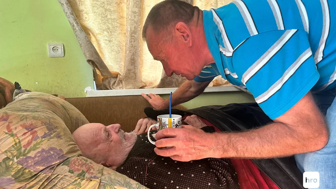 Староста села Сасів на Львівщині Михайло Гетьманчик заспокоює батька мобілізованого Володимира Маліцького, обіцяючи, що сина з армії повернуть