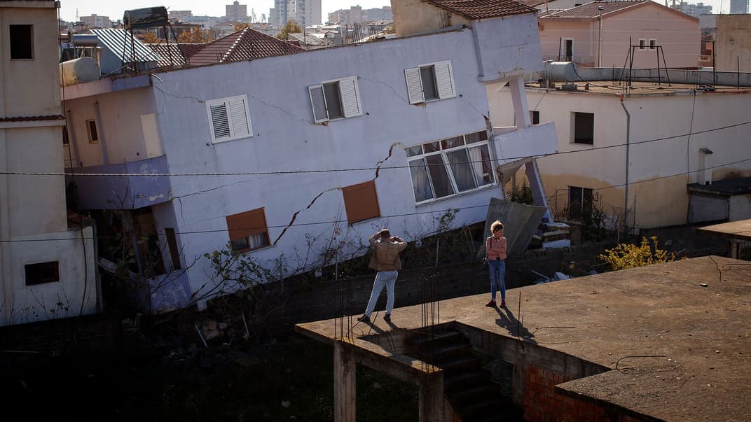 Разрушенный дом после землетрясения в Дурресе, Албания, 27 ноября 2019 года. Землетрясение магнитудой 6,4 баллов унесло жизни 26 человек, еще 650 ранены