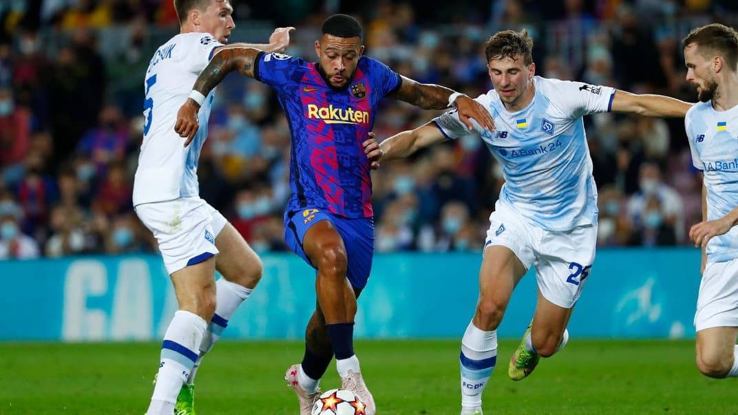 Гравці «Динамо» Сергій Сидорчук та Ілля Забарний протистоять гравцю «Барселони» Мемфісу Депаю у поєдинку третього туру групового етапу Ліги чемпіонів, Барселона, 20 жовтня 2021 року