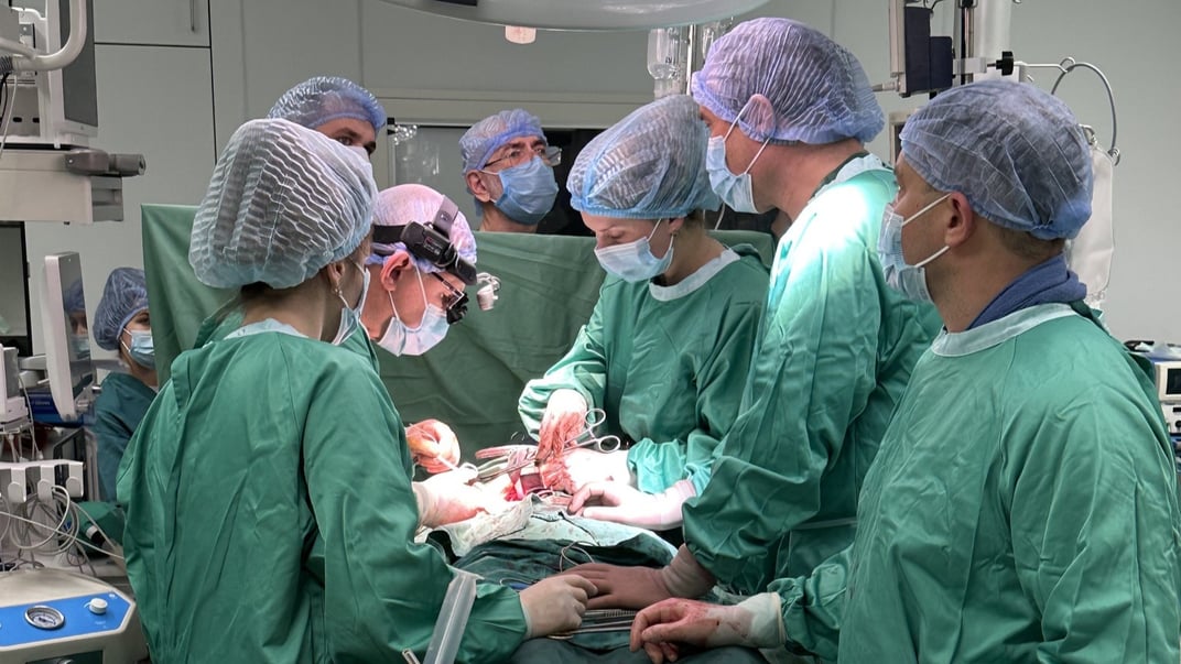 Специалисты Института сердца Минздрава Украины проводят операцию по трансплантации, 6 декабря 2024 года