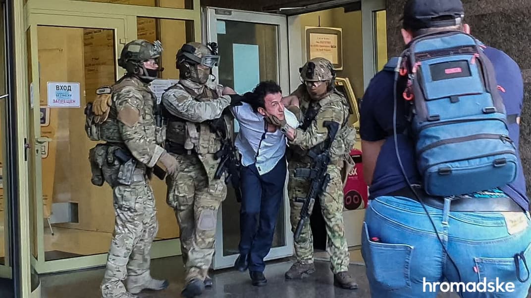 Журналист снимает, как спецназовцы СБУ выводят из здания ТЦ "Леонардо" Сухроба Каримова, угрожавшего взорвать офис Universal Bank