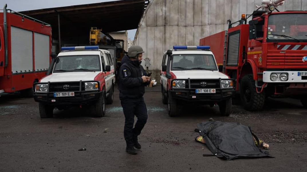 Последствия обстрела пожарной части в Херсоне, 6 января 2023 года