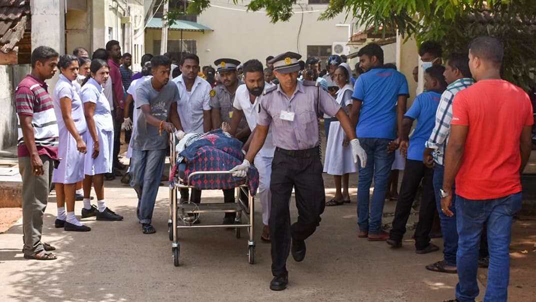 Жертв вибуху доставляють в лікарню в Коломбо, Шрі-Ланка, 21 квітня 2019 року