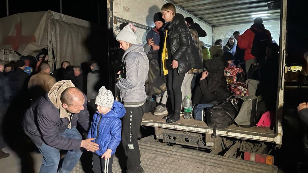 Люди эвакуируются из Мелитополя в маршрутных такси, фурах и кузовах грузовиков