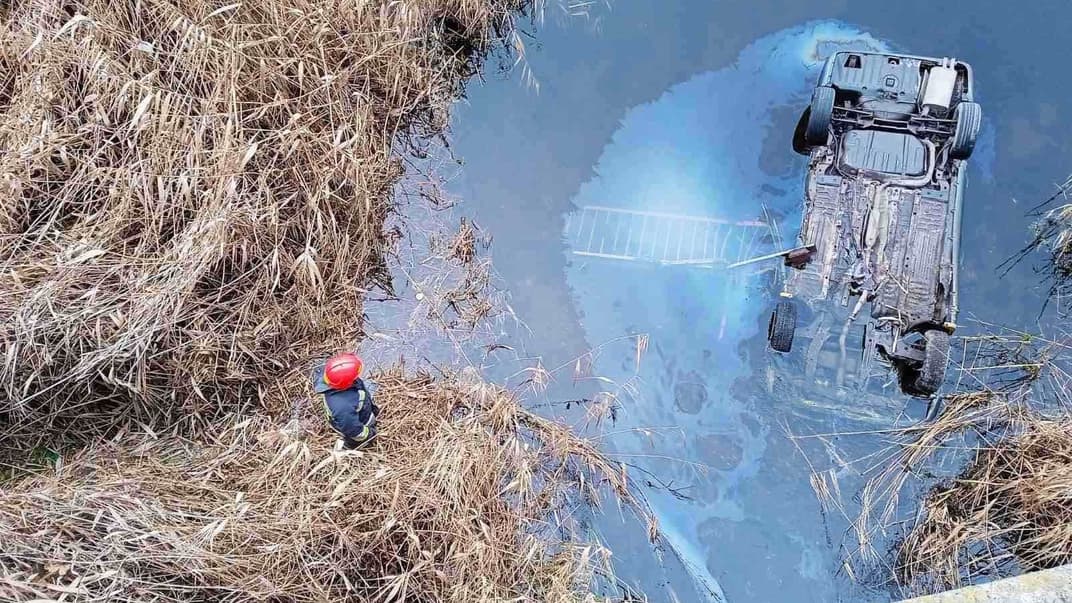 Автівка, яка впала з мосту