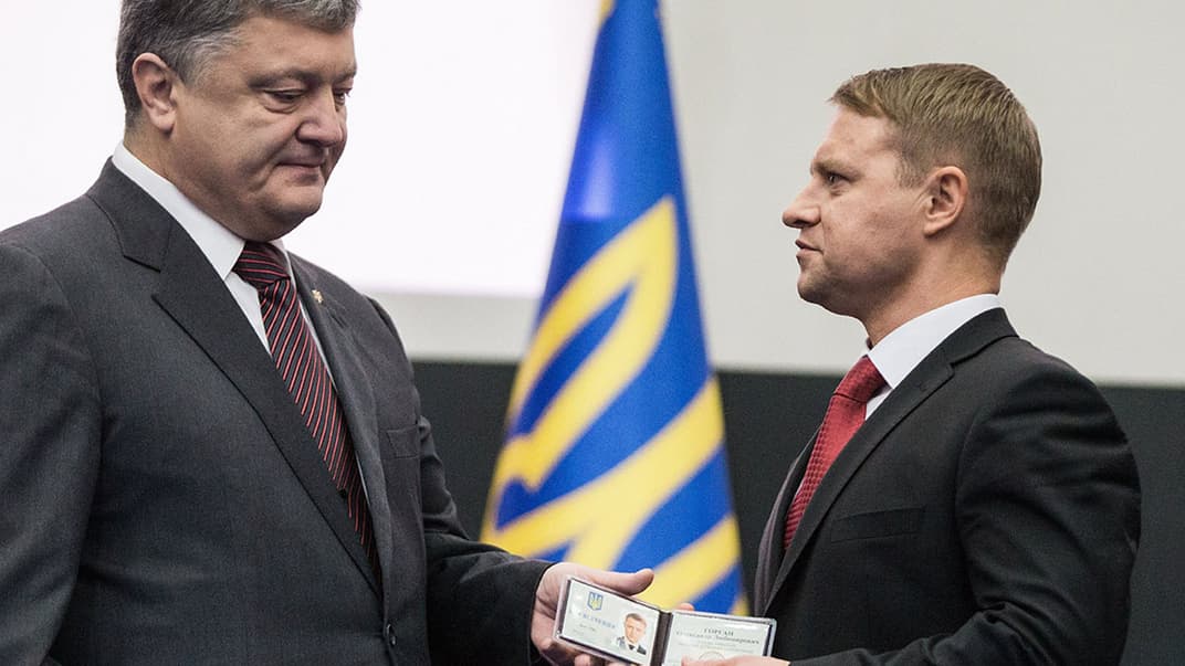 Голова Київської ОДА Олександр Горган (праворуч), який у жовтні 2016 року отримав посвідчення губернатора з рук президента Порошенка, найближчим часом піде у відставку