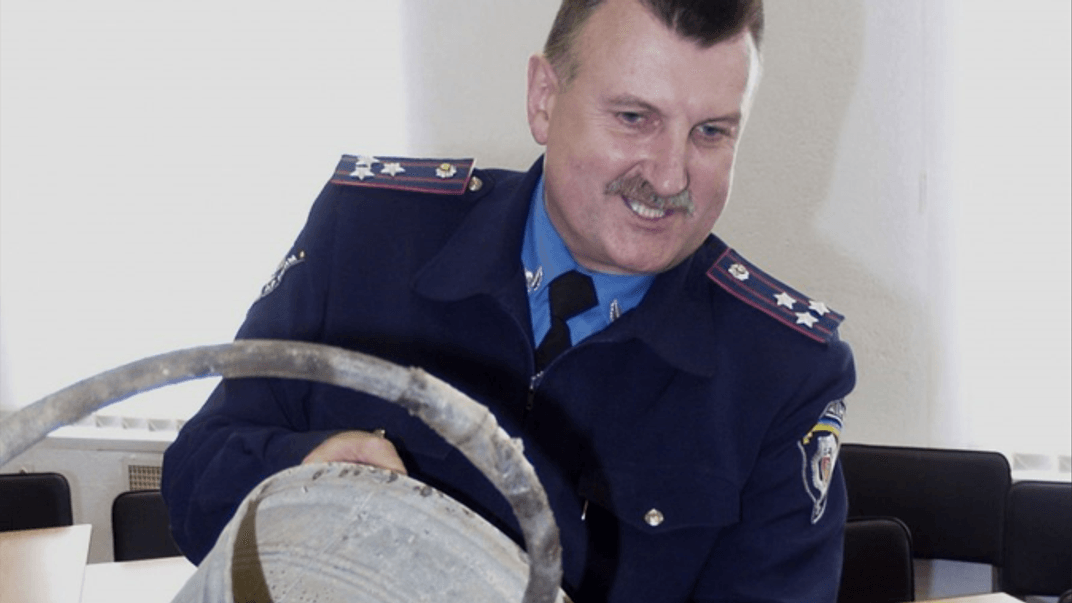 Тодішній заступник начальника МВС у Криму Микола Федорян демонструє журналістам самогонні апарати, вилучені у людей, 2 квітня 2010 року