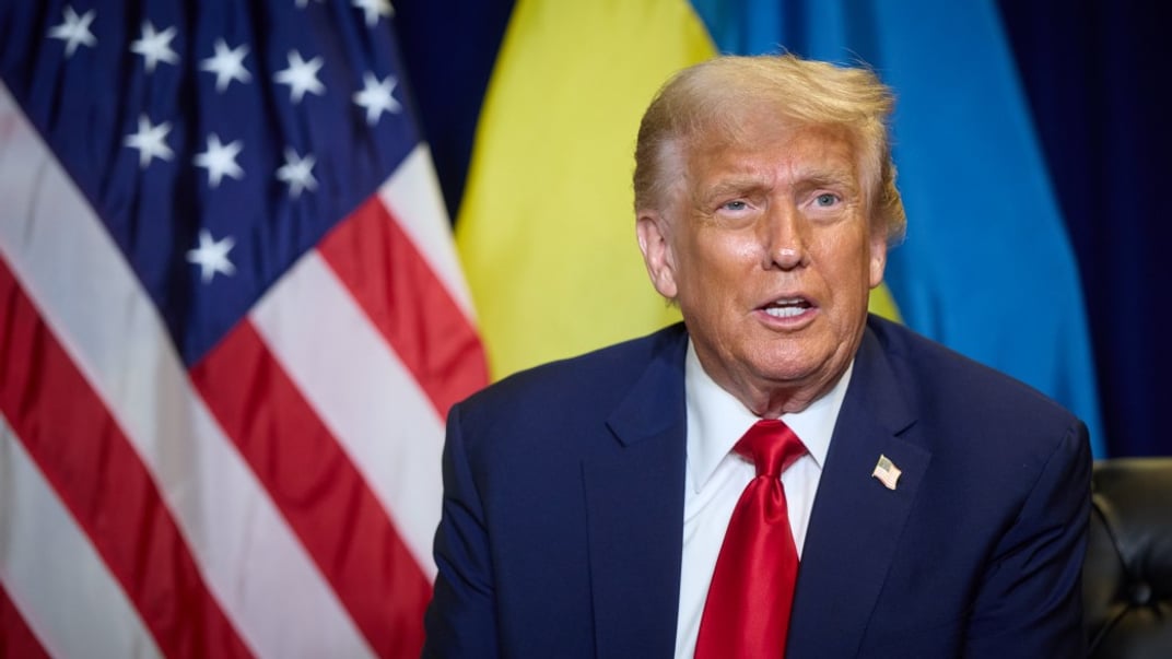 Президент США Дональд Трамп на тлі американського й українського стягів