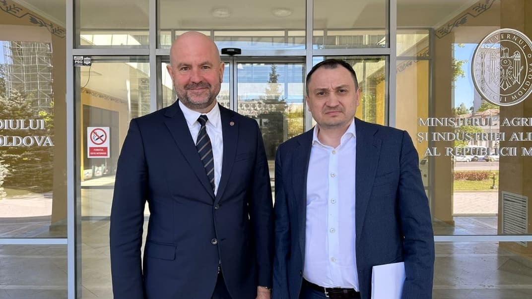 Министр аграрной политики и продовольствия Украины Николай Сольский (справа) встретился с министром сельского хозяйства и пищевой промышленности Республики Молдова Владимиром Болей (слева) в Кишиневе, 6 мая 2023 года