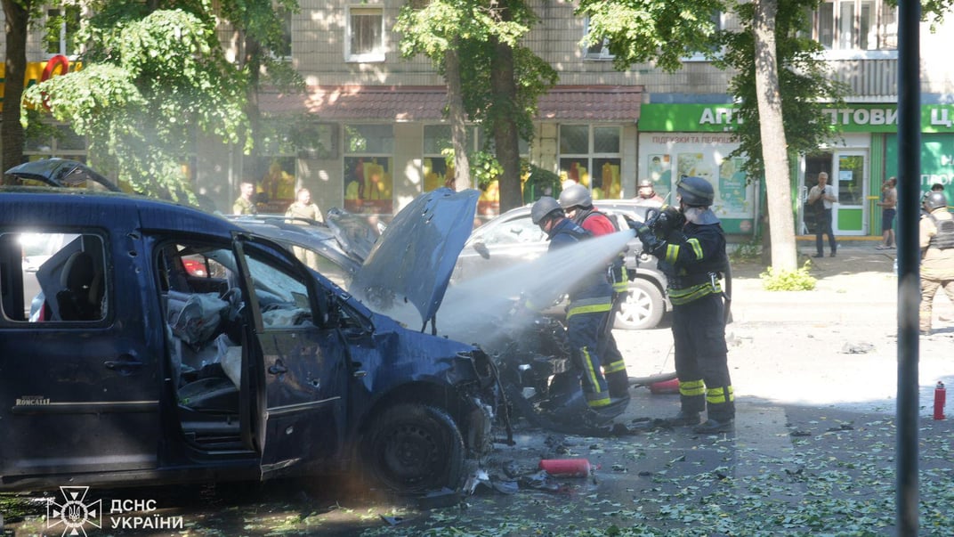 Спасатели работают на месте удара по городу Сумы, 3 июня 2025 года.