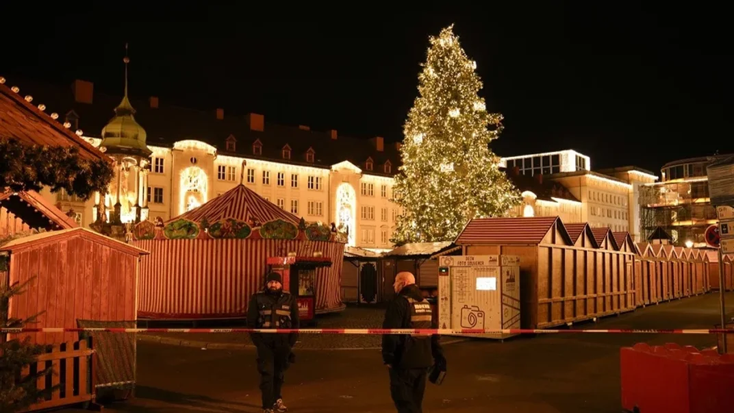 Ограждена рождественская ярмарка в Магдебурге после того, как автомобиль въехал в толпу, 21 декабря 2024 года