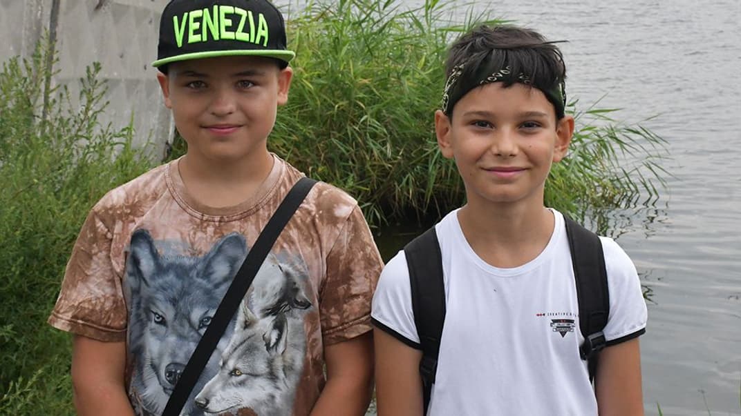 13-летний Иван Комаров и 11-летний Руслан Лысенко, которые присоединились к спасению женщины на воде