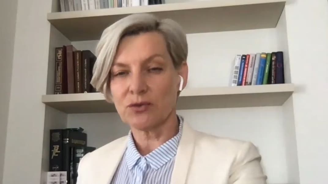 Світлана Бронікова — докторка наук із державного управління. Її кандидатуру на посаду мовного омбудсмена підтримав міністр культури та інформаційної політики Олександр Ткаченко