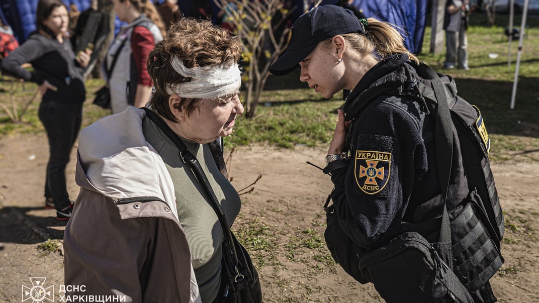 Пострадавшая женщина разговаривает с психологом ГСЧС в Харькове, 18 апреля 2025 года