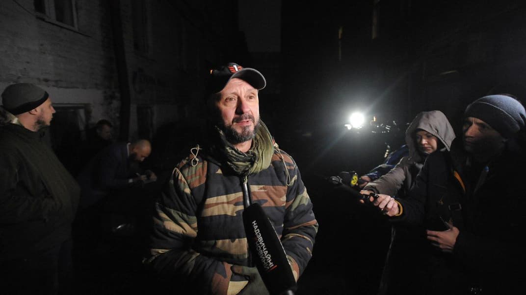 Обшуки вдома у ветерана війни на Донбасі Андрія Антоненка (в центрі), якого підозрюють у причасності до вбивства журналіста Павла Шеремета у 2016 році, Київ, 12 грудня 2019 року