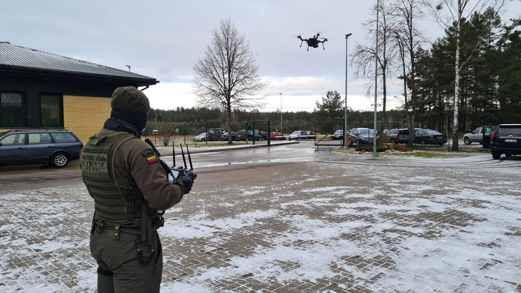 Ілюстративне фото. Литовський прикордонник використовує дрон для спостереження за територією