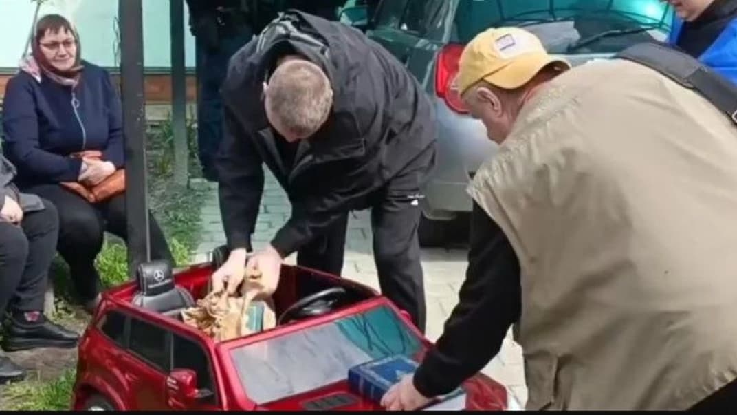 Церковну літературу УПЦ МП російському мовою висипали в іграшковий «Мерседес»