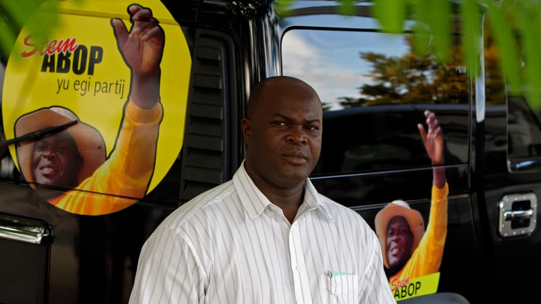 Віцепрезидент країни зіграв за свій футбольний клуб і програв із рахунком 6:0. А потім начебто роздавав гроші суперникам