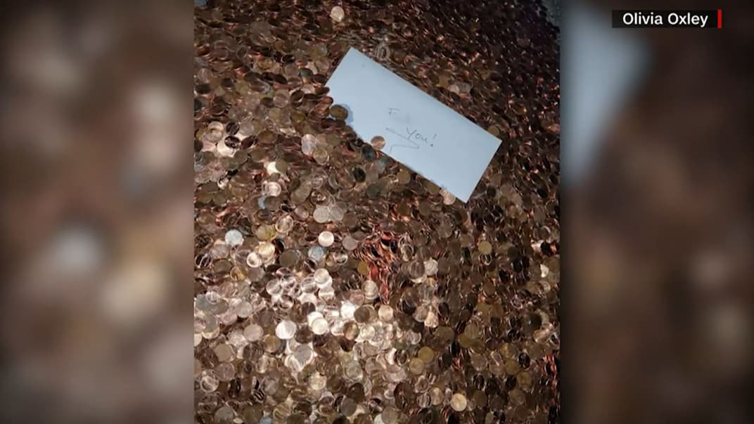 Чоловік майже чотири місяці чекав виплати $915 після звільнення. І дочекався — 90 тисяч монет із запискою «Іди н***й!»