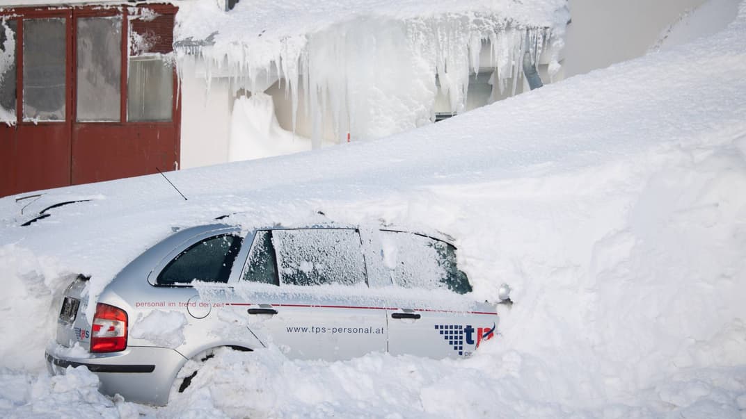 Засипаний снігом автомобіль у місті Гальтюере, Австрія, 15 січня 2019 року
