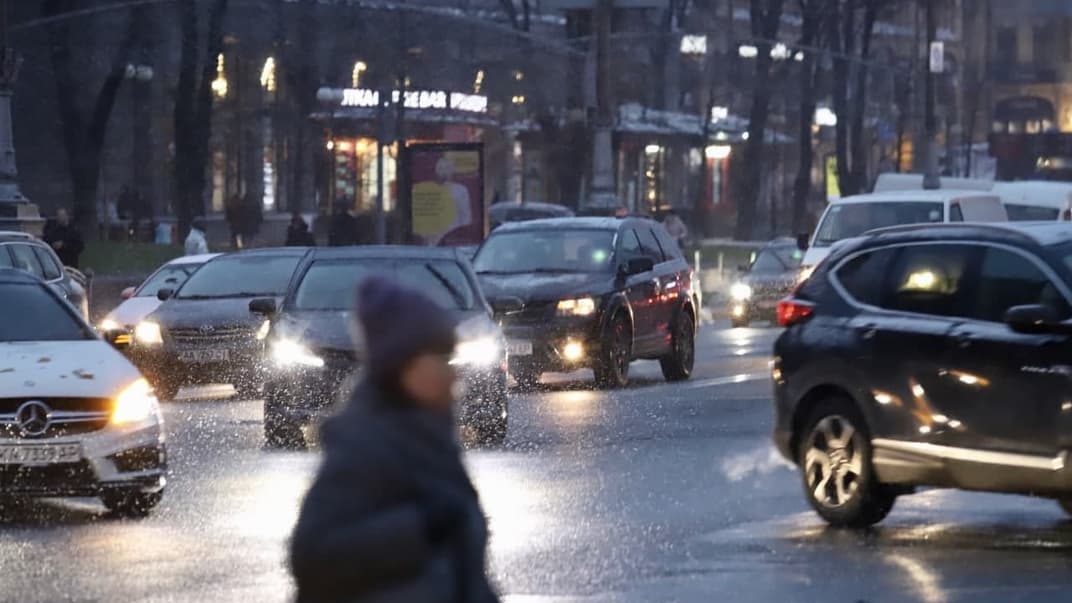 Негода в Україні: ускладнився рух на дорогах, тимчасово закриті аеропорти. Що відбувається і як себе вберегти?